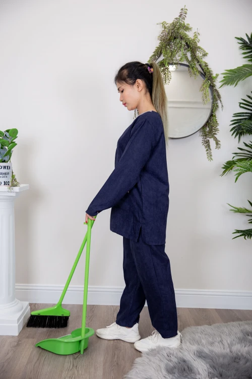 زي عاملة قطعتين أكمام طويلة بجيوب و ياقة بأزرار امامية