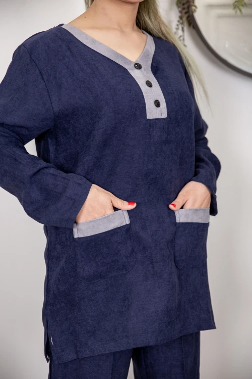 زي عاملة قطعتين أكمام طويلة بجيوب و ياقة بأزرار امامية