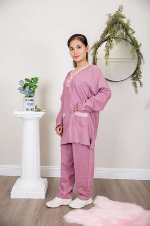 زي عاملة قطعتين أكمام طويلة بجيوب و ياقة بأزرار امامية