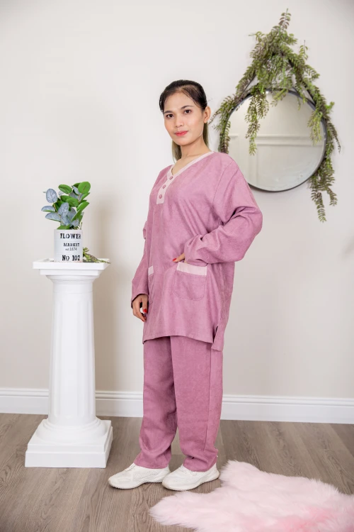 زي عاملة قطعتين أكمام طويلة بجيوب و ياقة بأزرار امامية