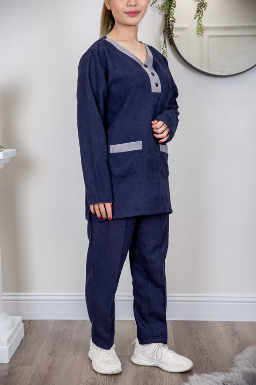 زي عاملة قطعتين أكمام طويلة بجيوب و ياقة بأزرار امامية