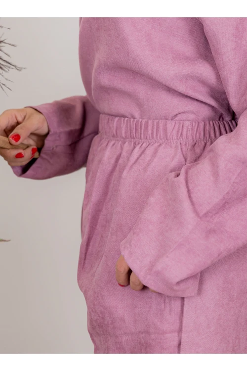 زي عاملة قطعتين أكمام طويلة بجيوب و ياقة بأزرار امامية