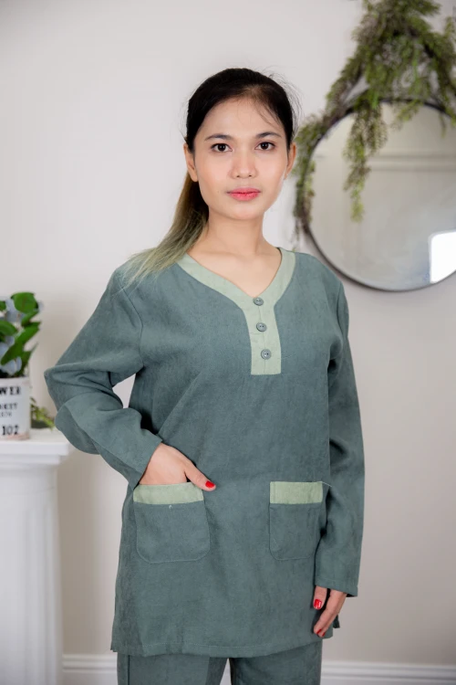 زي عاملة قطعتين أكمام طويلة بجيوب و ياقة بأزرار امامية