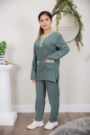 زي عاملة قطعتين أكمام طويلة بجيوب و ياقة بأزرار امامية