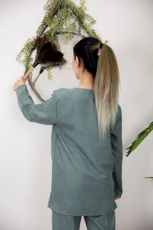 زي عاملة قطعتين أكمام طويلة بجيوب و ياقة بأزرار امامية