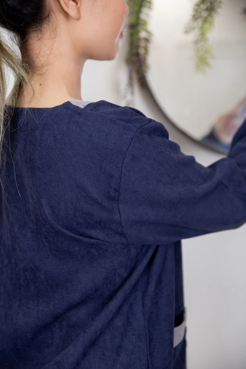 زي عاملة قطعتين أكمام طويلة بجيوب و ياقة بأزرار امامية