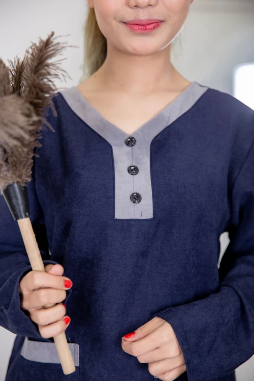 زي عاملة قطعتين أكمام طويلة بجيوب و ياقة بأزرار امامية