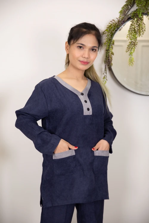 زي عاملة قطعتين أكمام طويلة بجيوب و ياقة بأزرار امامية