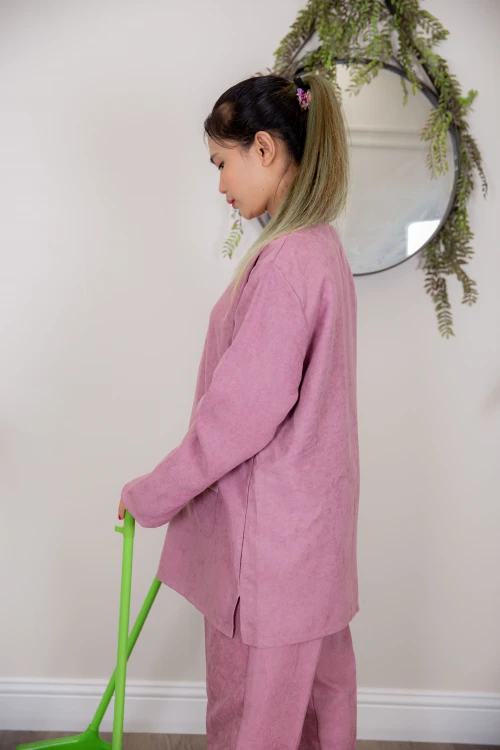 زي عاملة قطعتين أكمام طويلة بجيوب و ياقة بأزرار امامية