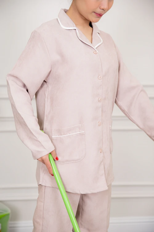 زي عاملة شتوي قطعتين أكمام طويلة بجيوب و ياقة و أزرار أمامية