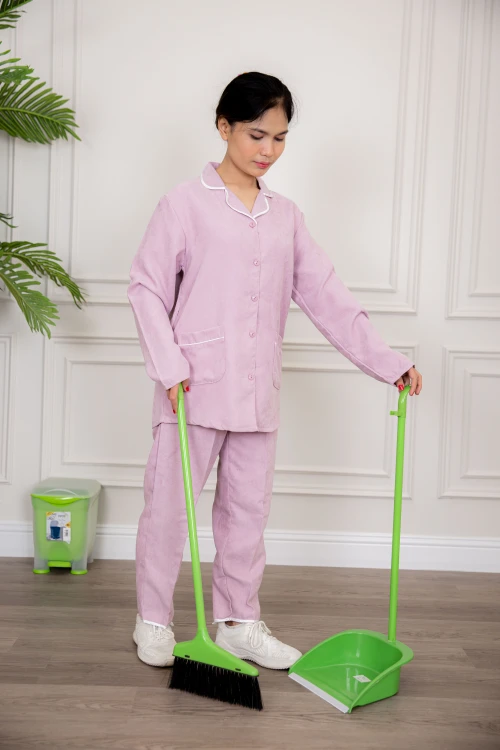 زي عاملة شتوي قطعتين أكمام طويلة بجيوب و ياقة و أزرار أمامية