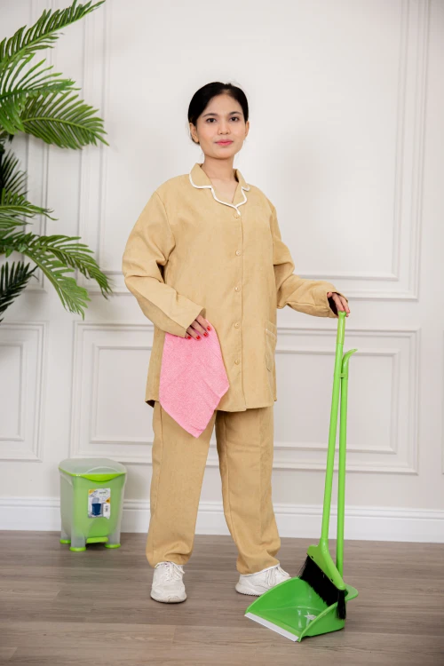 زي عاملة شتوي قطعتين أكمام طويلة بجيوب و ياقة و أزرار أمامية