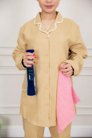 زي عاملة شتوي قطعتين أكمام طويلة بجيوب و ياقة و أزرار أمامية