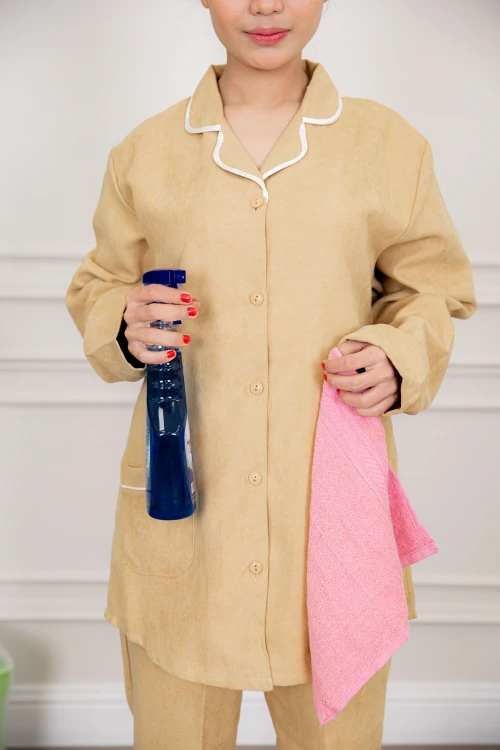 زي عاملة شتوي قطعتين أكمام طويلة بجيوب و ياقة و أزرار أمامية