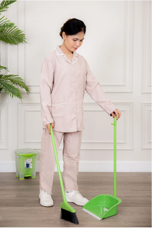 زي عاملة شتوي قطعتين أكمام طويلة بجيوب و ياقة و أزرار أمامية