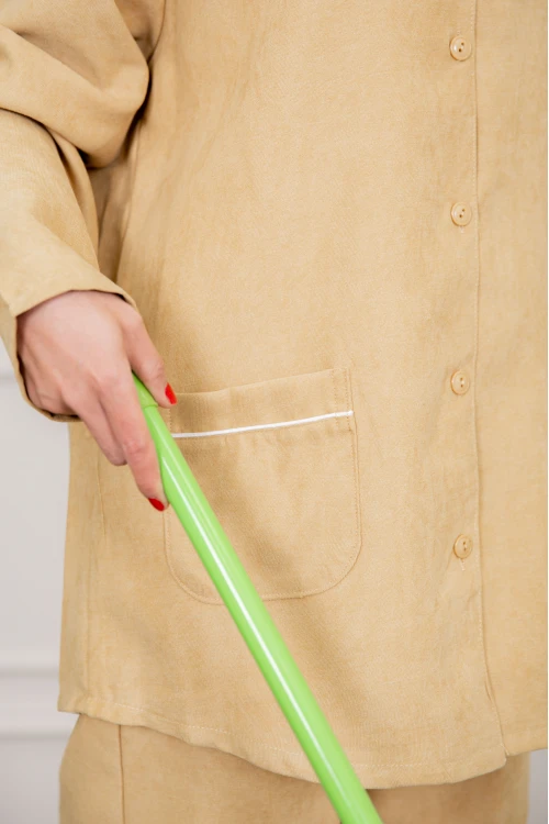 زي عاملة شتوي قطعتين أكمام طويلة بجيوب و ياقة و أزرار أمامية