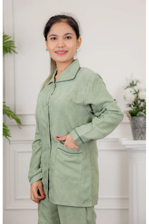 زي عاملة شتوي قطعتين أكمام طويلة بجيوب و ياقة و أزرار أمامية