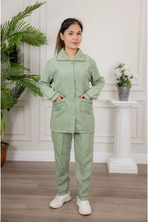 زي عاملة شتوي قطعتين أكمام طويلة بجيوب و ياقة و أزرار أمامية