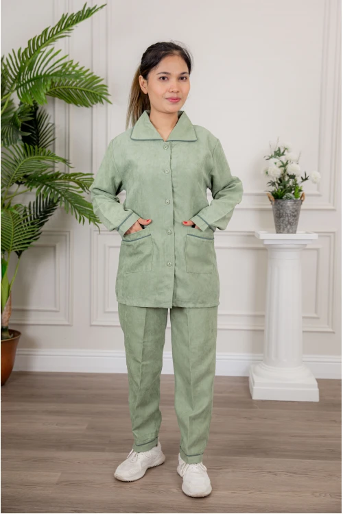 زي عاملة شتوي قطعتين أكمام طويلة بجيوب و ياقة و أزرار أمامية