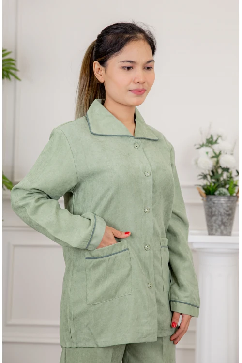 زي عاملة شتوي قطعتين أكمام طويلة بجيوب و ياقة و أزرار أمامية