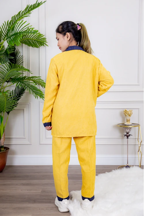 زي عاملة شتوي قطعتين أكمام طويلة بجيوب و ياقة بأطراف ملونة وأزرار من الأمام