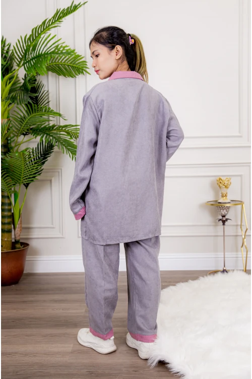 زي عاملة شتوي قطعتين أكمام طويلة بجيوب و ياقة بأطراف ملونة وأزرار من الأمام