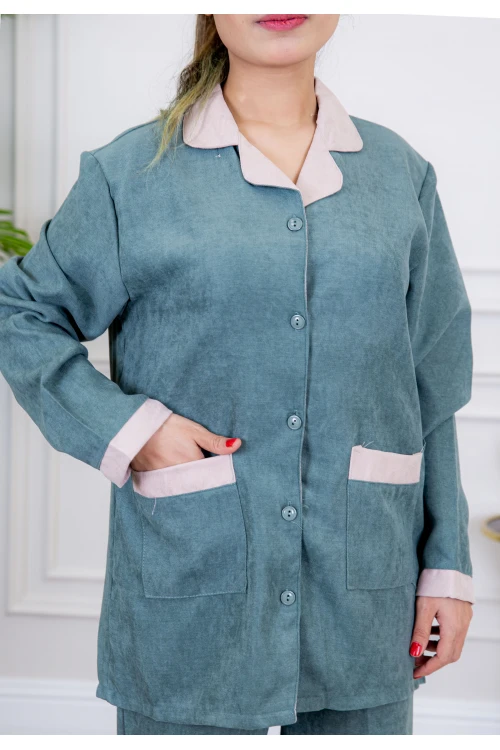 زي عاملة شتوي قطعتين أكمام طويلة بجيوب و ياقة بأطراف ملونة وأزرار من الأمام