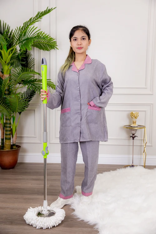 زي عاملة شتوي قطعتين أكمام طويلة بجيوب و ياقة بأطراف ملونة وأزرار من الأمام