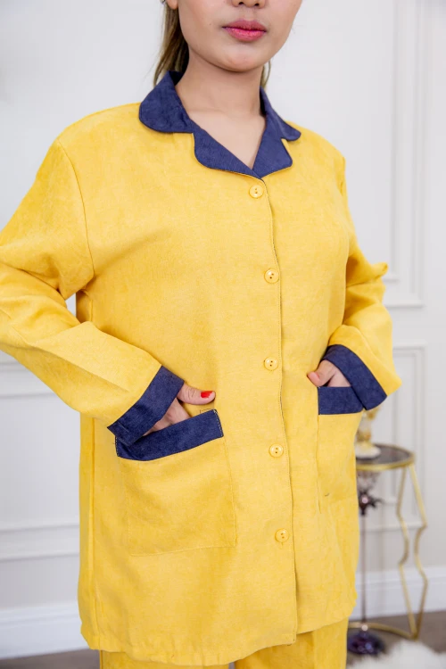 زي عاملة شتوي قطعتين أكمام طويلة بجيوب و ياقة بأطراف ملونة وأزرار من الأمام