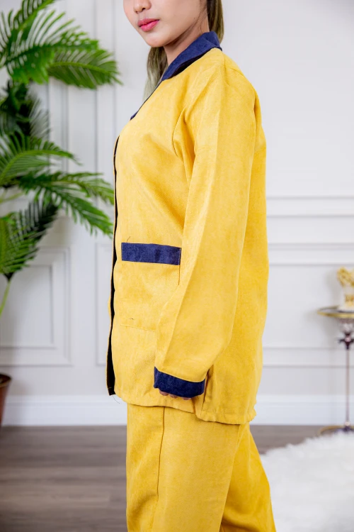 زي عاملة شتوي قطعتين أكمام طويلة بجيوب و ياقة بأطراف ملونة وأزرار من الأمام