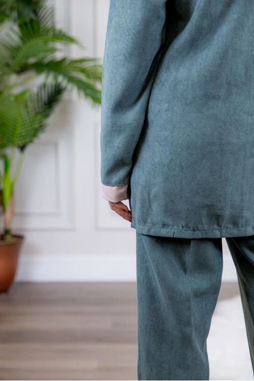 زي عاملة شتوي قطعتين أكمام طويلة بجيوب و ياقة بأطراف ملونة وأزرار من الأمام