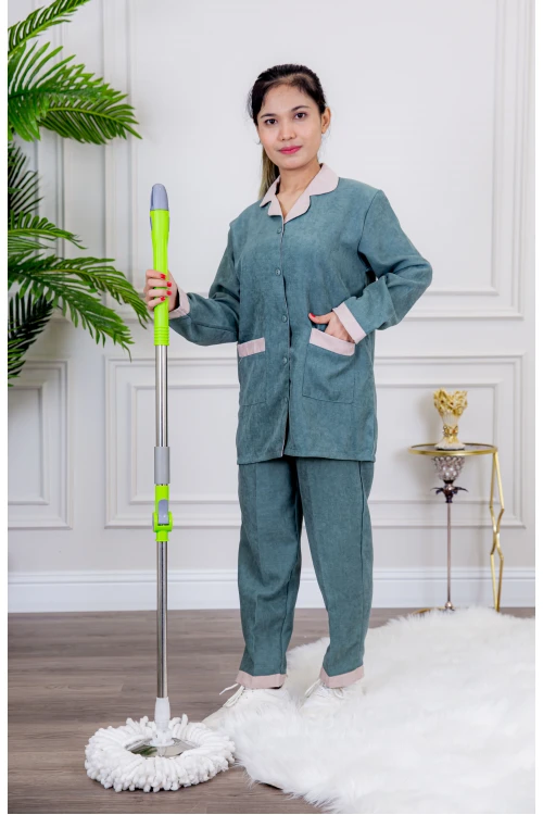 زي عاملة شتوي قطعتين أكمام طويلة بجيوب و ياقة بأطراف ملونة وأزرار من الأمام