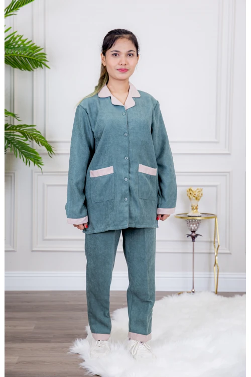 زي عاملة شتوي قطعتين أكمام طويلة بجيوب و ياقة بأطراف ملونة وأزرار من الأمام