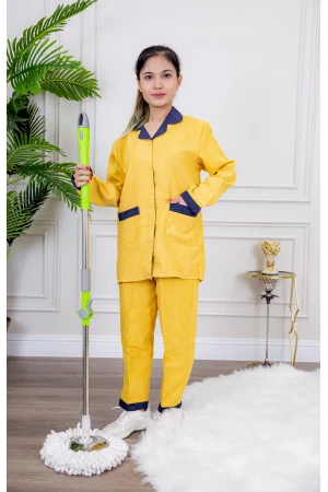 زي عاملة شتوي قطعتين أكمام طويلة بجيوب و ياقة بأطراف ملونة وأزرار من الأمام