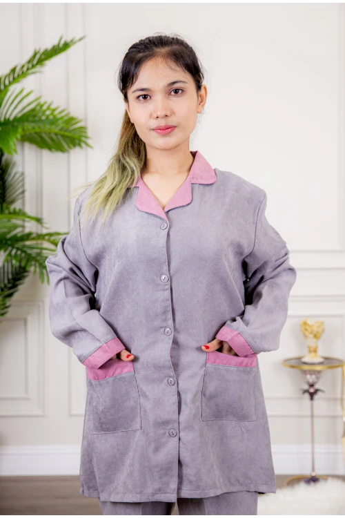 زي عاملة شتوي قطعتين أكمام طويلة بجيوب و ياقة بأطراف ملونة وأزرار من الأمام