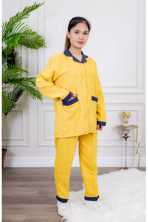 زي عاملة شتوي قطعتين أكمام طويلة بجيوب و ياقة بأطراف ملونة وأزرار من الأمام