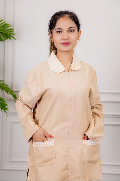 زي عاملة شتوي قطعتين أكمام طويلة بجيوب و ياقة بأطراف كاروهات وسحاب من الأمام