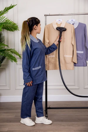 زي عاملة شتوي قطعتين أكمام طويلة بجيوب و ياقة بأطراف كاروهات وسحاب من الأمام