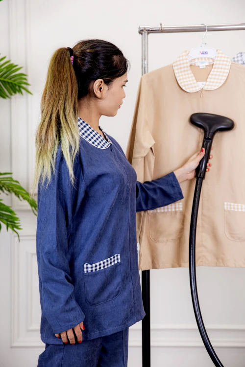 زي عاملة شتوي قطعتين أكمام طويلة بجيوب و ياقة بأطراف كاروهات وسحاب من الأمام