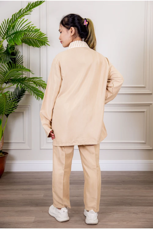 زي عاملة شتوي قطعتين أكمام طويلة بجيوب و ياقة بأطراف كاروهات وسحاب من الأمام