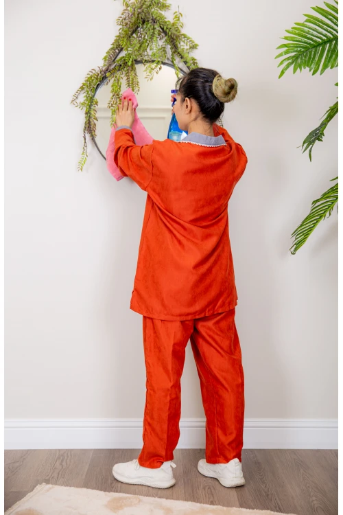 زي عاملة شتوي قطعتين أكمام طويلة وجيوب وياقة بأطراف دانتيل و ازرارأمامية