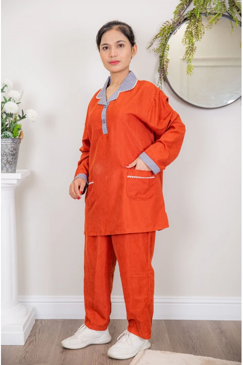 زي عاملة شتوي قطعتين أكمام طويلة وجيوب وياقة بأطراف دانتيل و ازرارأمامية