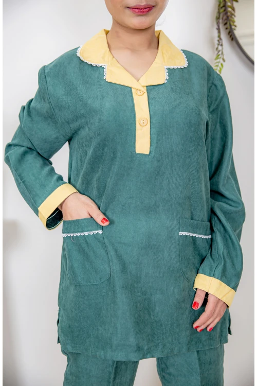 زي عاملة شتوي قطعتين أكمام طويلة وجيوب وياقة بأطراف دانتيل و ازرارأمامية