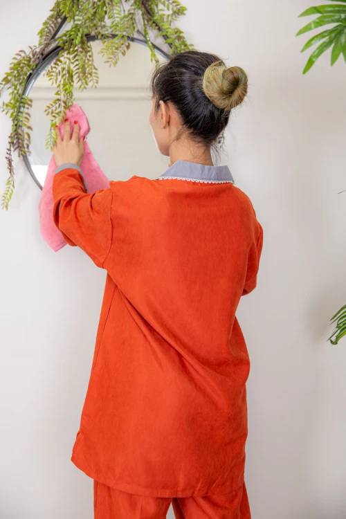 زي عاملة شتوي قطعتين أكمام طويلة وجيوب وياقة بأطراف دانتيل و ازرارأمامية