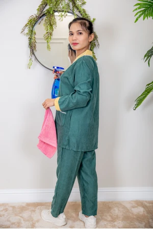 زي عاملة شتوي قطعتين أكمام طويلة وجيوب وياقة بأطراف دانتيل و ازرارأمامية  