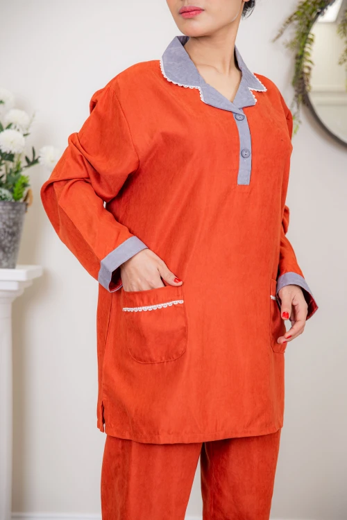 زي عاملة شتوي قطعتين أكمام طويلة وجيوب وياقة بأطراف دانتيل و ازرارأمامية