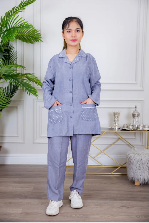 زي عاملة شتوي قطعتين أكمام طويلة وجيوب وياقة منقطة و ازرارأمامية