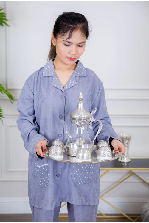 زي عاملة شتوي قطعتين أكمام طويلة وجيوب وياقة منقطة و ازرارأمامية