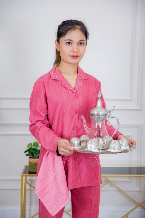 زي عاملة شتوي قطعتين أكمام طويلة وجيوب وياقة منقطة و ازرارأمامية  