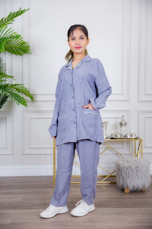 زي عاملة شتوي قطعتين أكمام طويلة وجيوب وياقة منقطة و ازرارأمامية